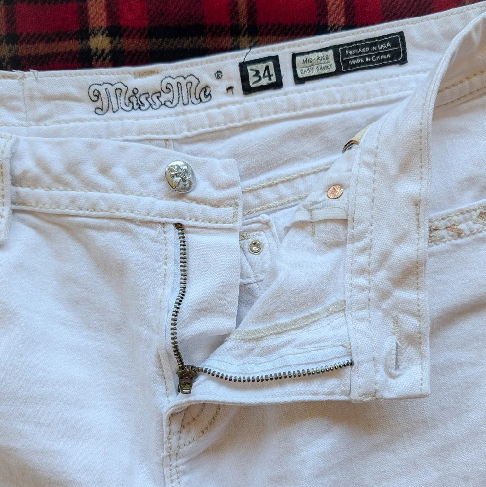 Miss Me White Mid-Rise Easy Shorts - Picture 3 of 4